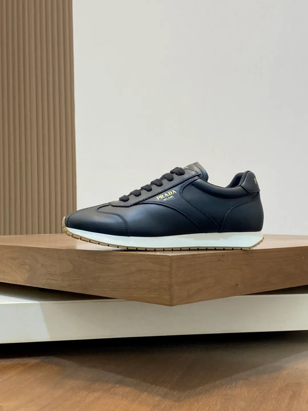Men's shoes 💰740 Prada/Prada's new men's spliced ​​casual sports shoes. These sports shoes use exquisite stitching technology to outline a unique geometric texture, and contemporary lines and details reinterpret the classic sports style. The upper is made of ultra-official material, and the lining is full cowhide. It is lightweight, breathable, practical and versatile. The tongue is decorated with the Prada Milano logo, and the logo print is embellished with the laces. It is paired with a 2.5cm two-color rubber sole to create a comfortable wearing experience. Comes with full set of original packaging dust bag! Size: 39-40-41-42-43-44 (38, 45 customized) standard leather shoe size